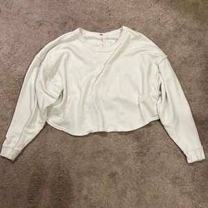 Cropped crew neck with tie in the back.